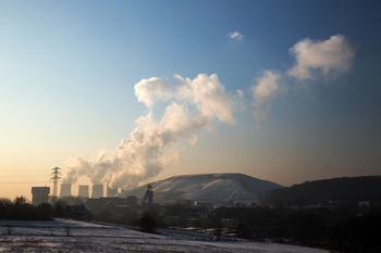 Sztuczna inteligencja zmienia energetykę. Firmy inwestują mimo barier i niepewności