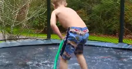 Dzieci uwielbiają taką zabawę. "Trampolina śmierci" - nazywają ją medycy