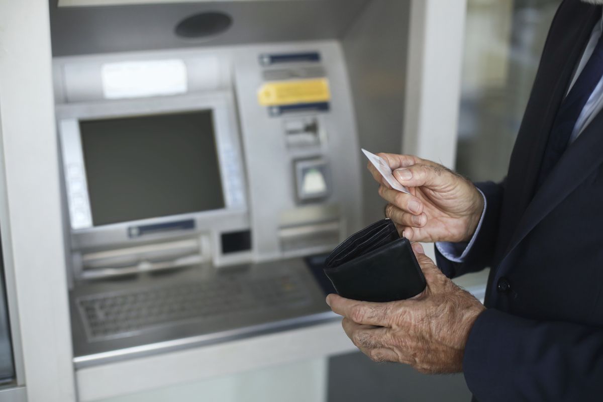 Próba pobrania pieniędzy z bankomatu może się zakończyć rozczarowaniem, jeśli na czas nie uaktualnimy numeru konta w systemie ZUS