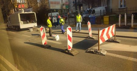 Utrudnienia na ul. Lipowej i al. Racławickich. Trwa regulacja włazów i wpustów deszczowych