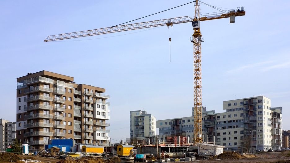 Pomimo że materiały budowlane tanieją, to rosną wszystkie inne koszty budowy.