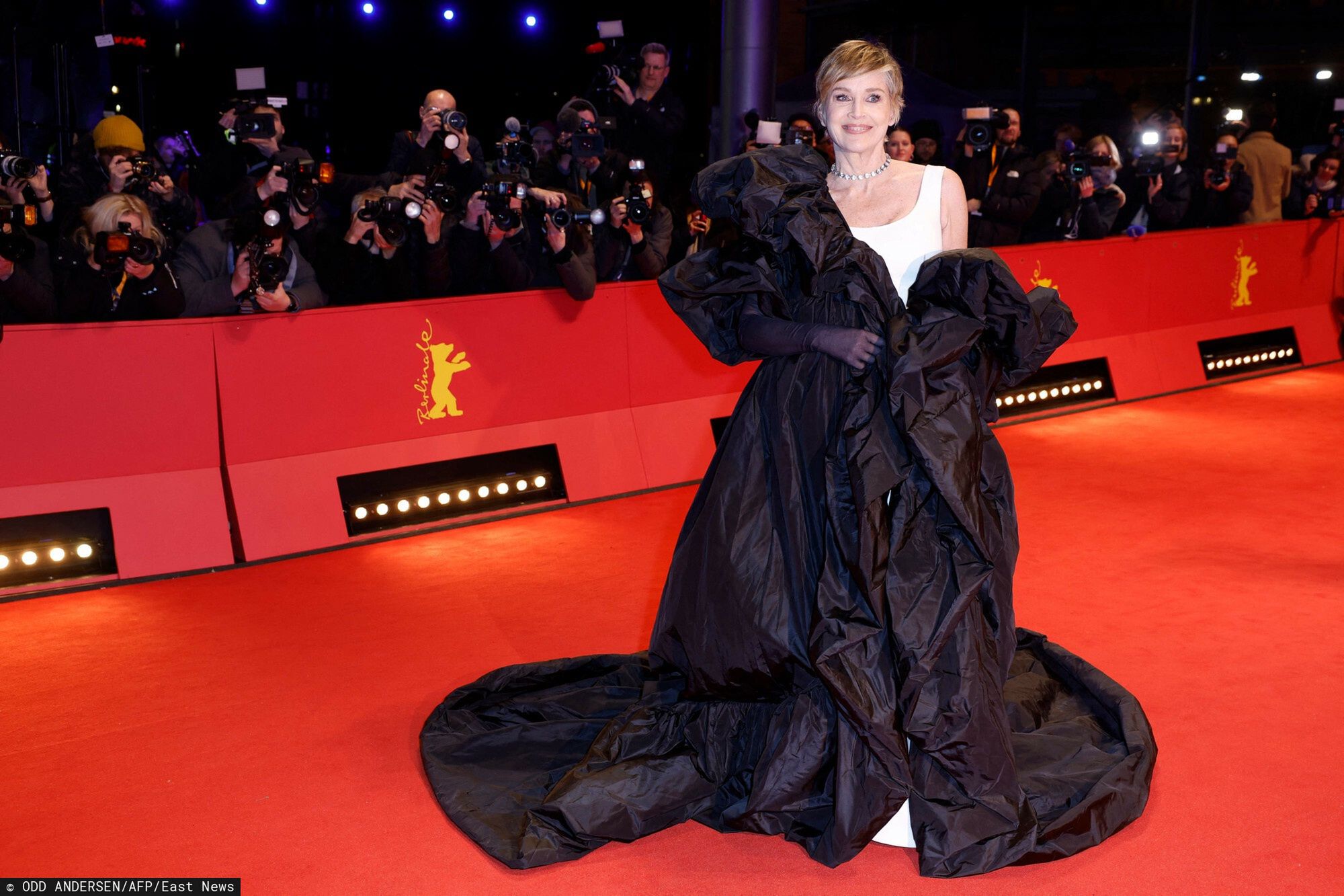 Sharon Stone w zaskakującym płaszczu 