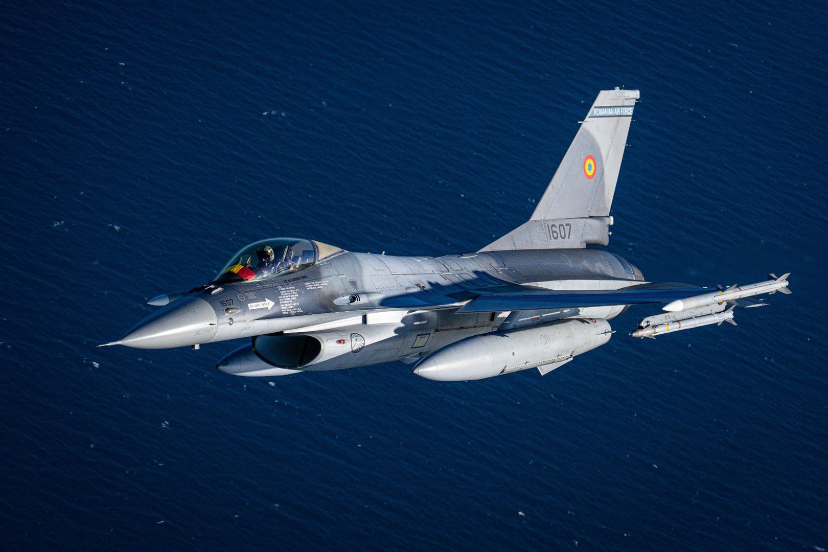 Rumuński samolot wielozadaniowy F16 biorący udział w natowskiej misji Baltic Air Policing.