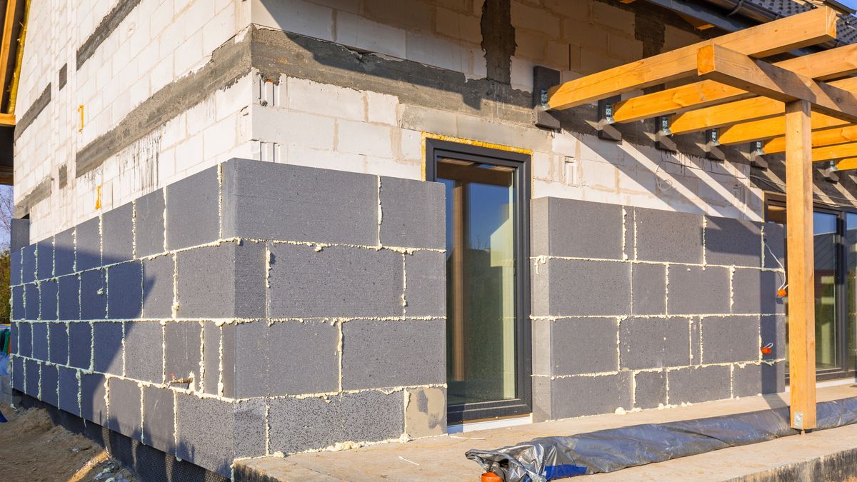 Premier apeluje o ocieplanie domów. Ekspert tłumaczy, czy można zdążyć przed zimą 