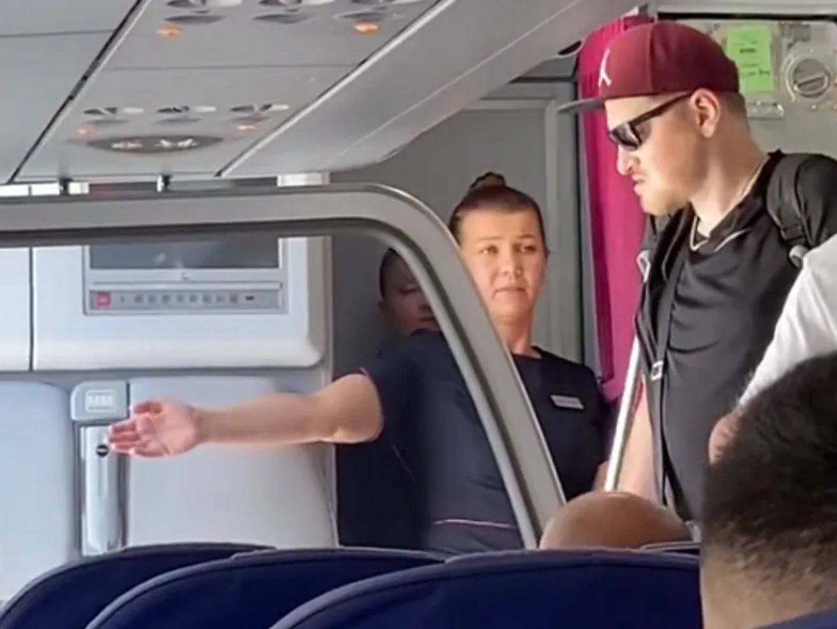 Ukraiński weteran nie był w stanie siedzieć, więc wyrzucono go z samolotu