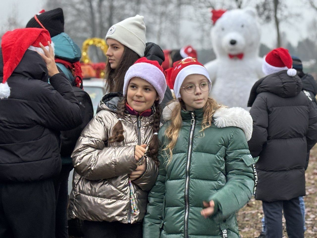 W ubiegłym roku w Bukowcu odbywał się Jarmark Świąteczny, który przyciągał mieszkańców kiermaszem i koncertami. W tym roku tradycja świątecznych spotkań kontynuowana jest w nowej formie - jako Świąteczne Spotkanie z Mieszkańcami połączone z IV Marszem Mikołajów.