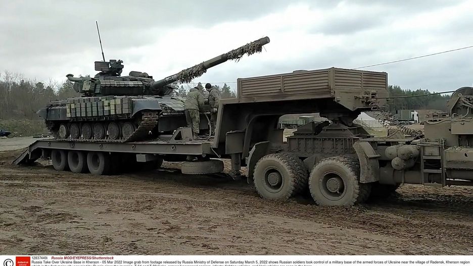 Wojna w Ukrainie - wojska rosyjskie w UkrainieMandatory Credit: Photo by Russia MOD/EYEPRESS/Shutterstock (12837449i)  Image grab from footage released by Russia Ministry of Defense on Saturday March 5, 2022 shows Russian soldiers took control of a military base of the armed forces of Ukraine near the village of Radensk, Kherson region which is the first major city occupied by Russia since the invasion. T-64 and T-80 tanks, armored personnel carriers, infantry fighting vehicles, and Ural vehicles are seen in the base.    Russia Take Over Ukraine Base in Kherson - 05 Mar 2022Russia MOD/EYEPRESS/Shutterstock