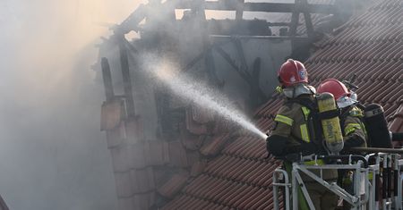 Dom weselny w płomieniach. Goście ewakuowani