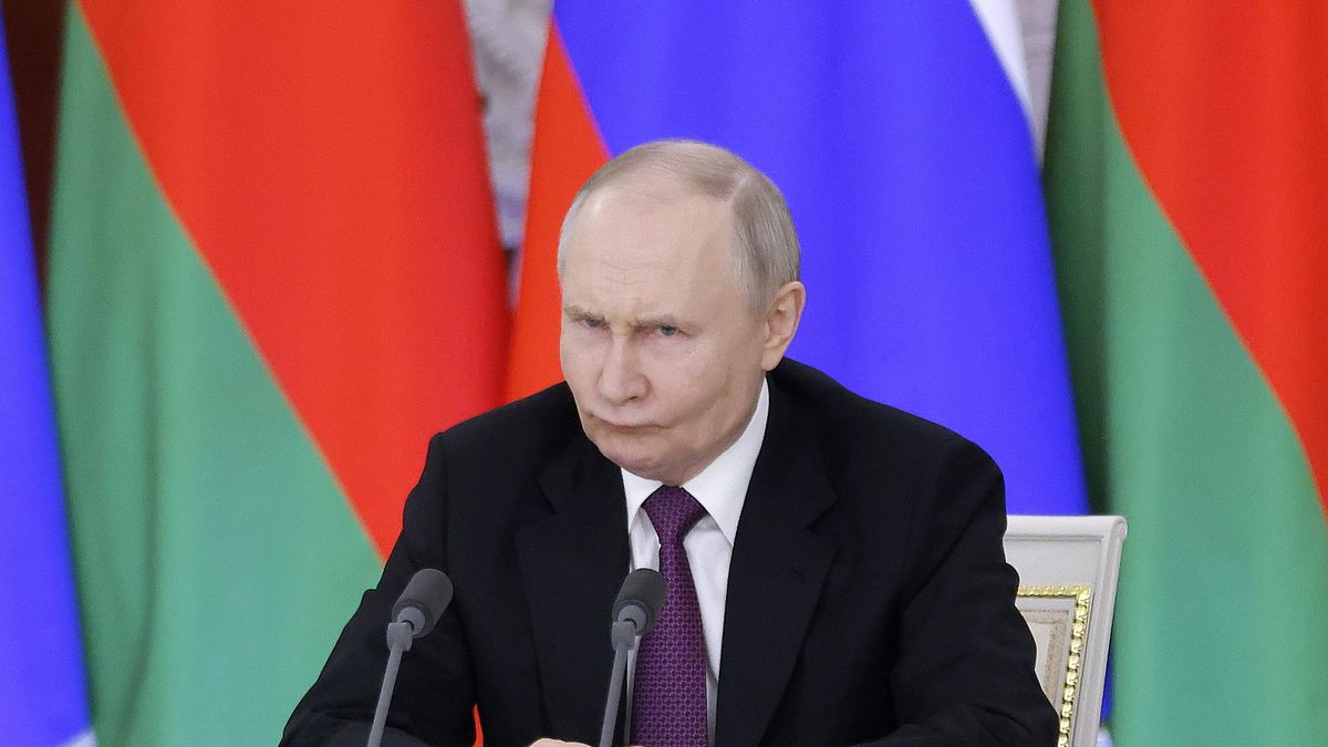 Belarus President Alexander Lukashenko visits Russiaepa11961413 Russian President Vladimir Putin looks on during a press conference following a meeting with his Belarusian counterpart Alexander Lukashenko (not pictured) in Moscow, Russia, 13 March 2025. Lukashenko is on an official visit to Moscow.  EPA/MAXIM SHEMETOV/POOL Dostawca: PAP/EPA.MAXIM SHEMETOV/POOLtalks, flags, meeting, interior, visit