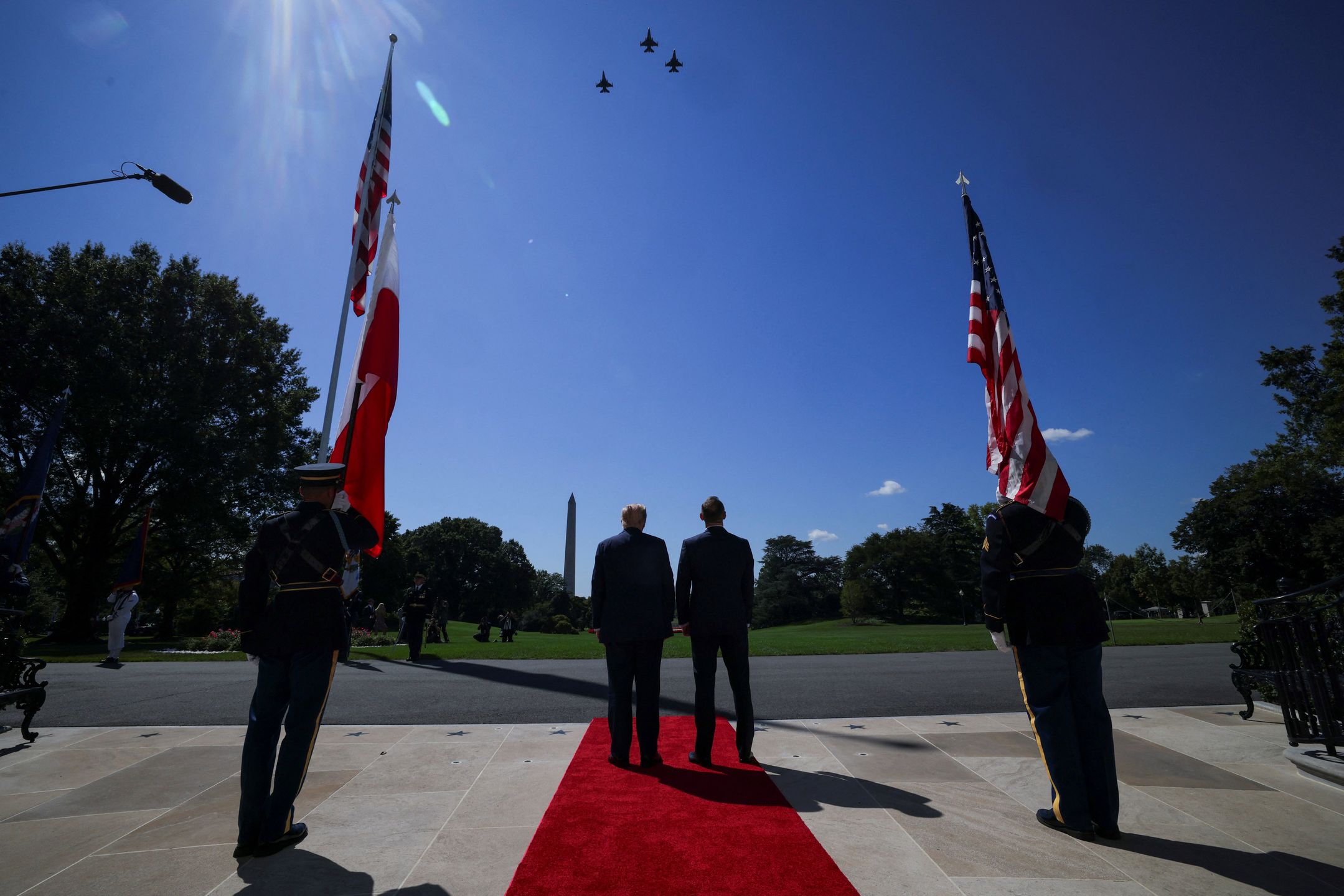 Trump i Nawrocki podziwiają przelot myśliwców