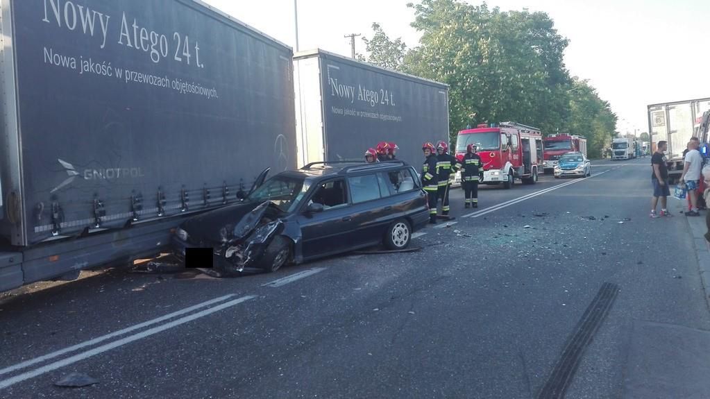 Wypadek na ulicy Opatowskiej. W zdarzeniu udział brały pojazd osobowy oraz 2 pojazdy ciężarowe. Mamy foto.