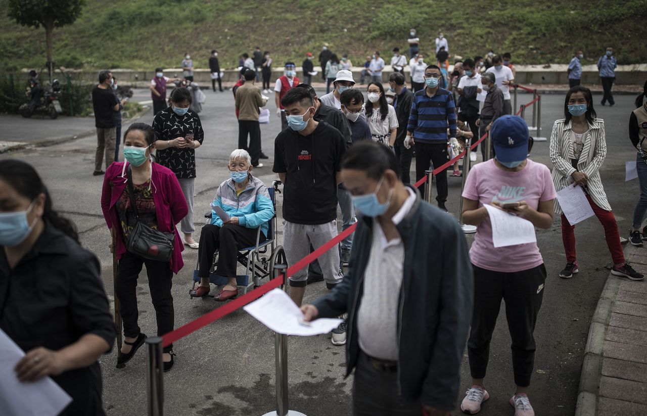 Tłumy na ulicach Wuhan. Trwają testy 11 mln mieszkańców miasta
