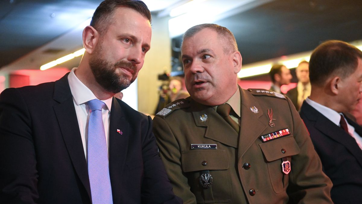 Warszawa, 06.05.2024. Wicepremier, minister obrony narodowej Władysław Kosiniak-Kamysz (L) i szef Sztabu Generalnego WP gen. Wiesław Kukuła (P) podczas otwarcia konferencji Defence24 Days na stadionie PGE Narodowy w Warszawie, 6 bm. Dwudniowa konferencja poświęcona jest zagadnieniom obronności i bezpieczeństwa w Europie Środkowo-Wschodniej. (mr) PAP/Piotr Nowak