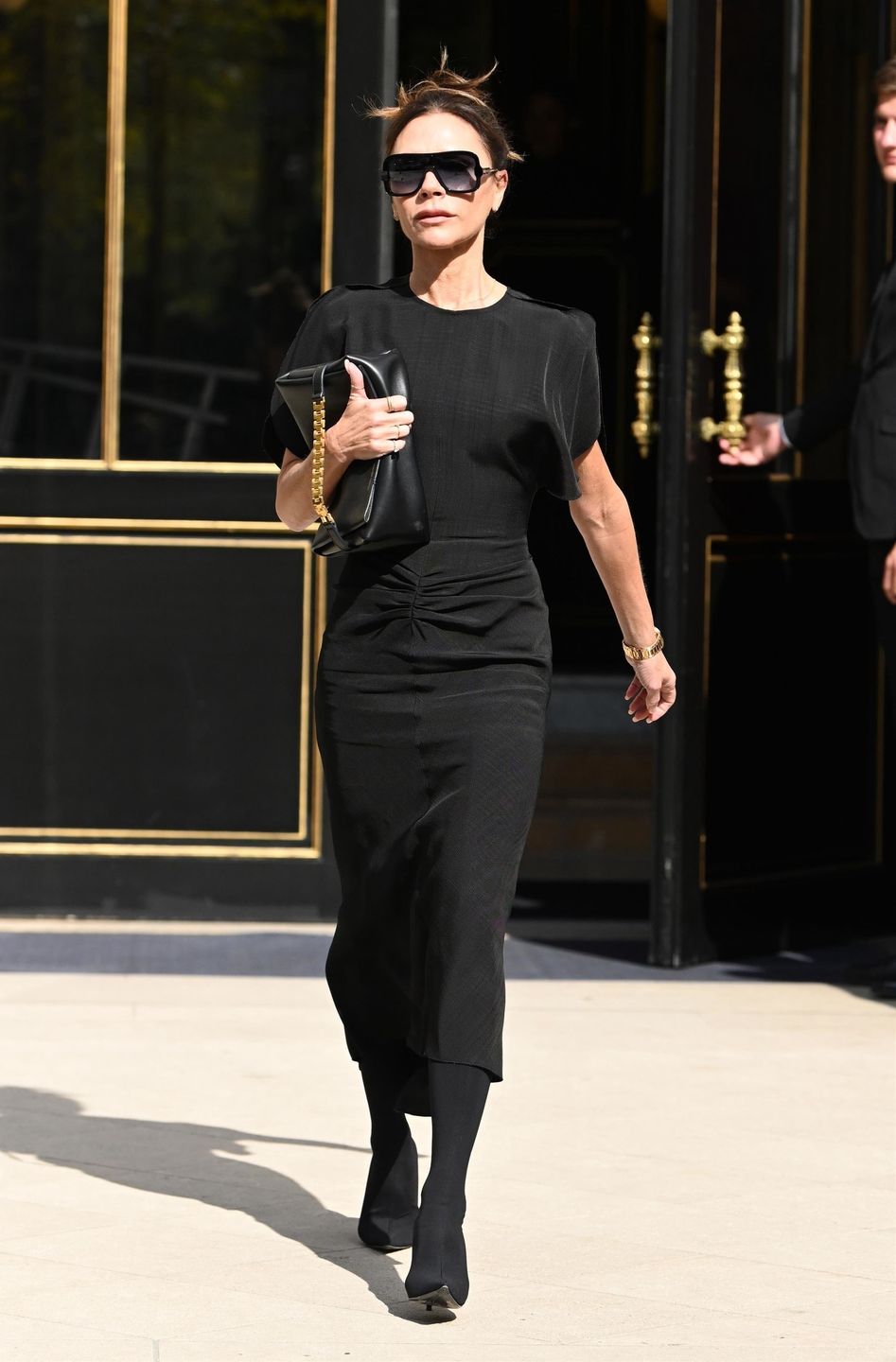 Victoria Beckham opuszcza hotel przed debiutem na paryskim Fashion Weeku