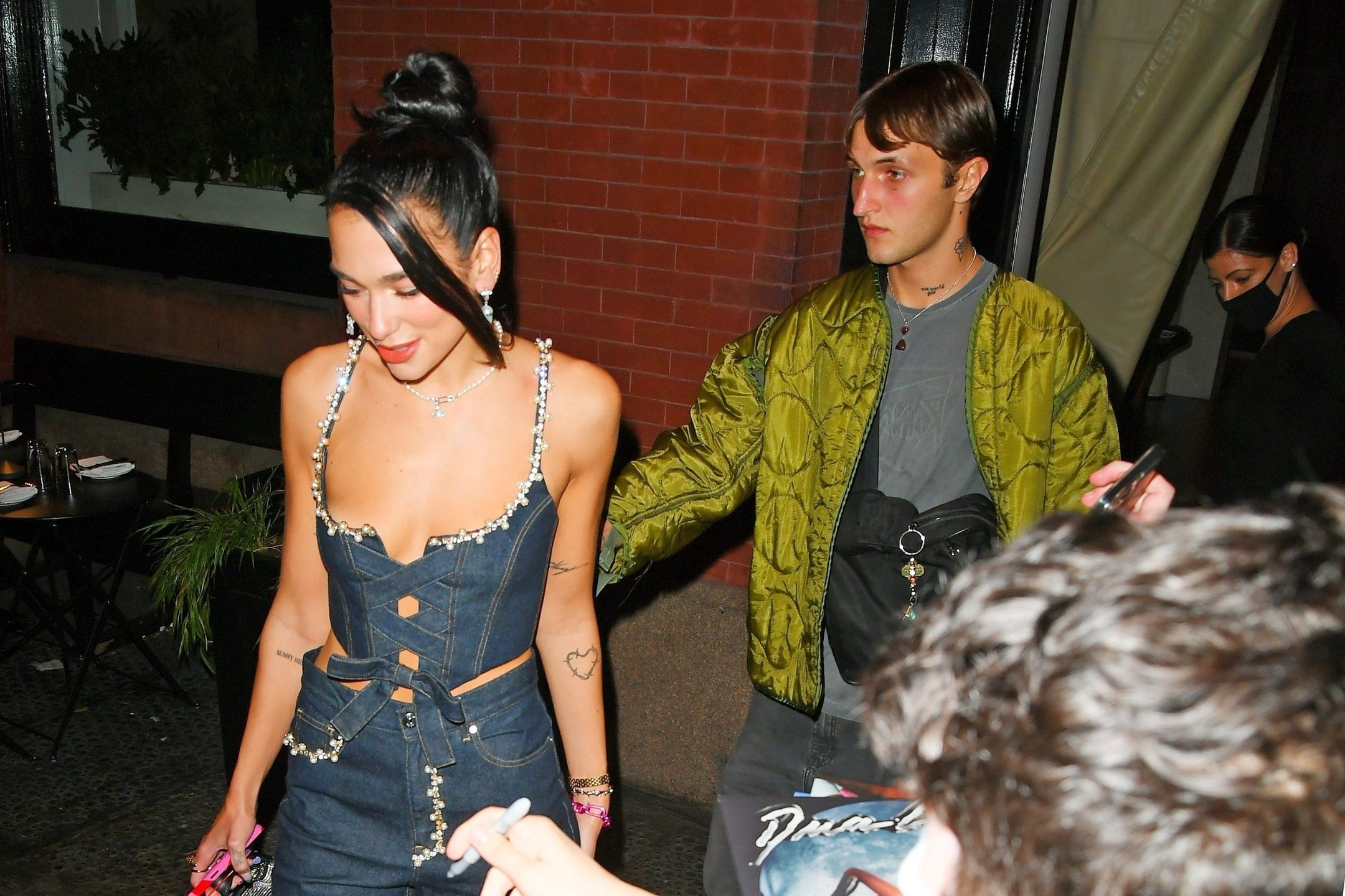Zgrabna Dua Lipa paraduje w dopasowanym topie