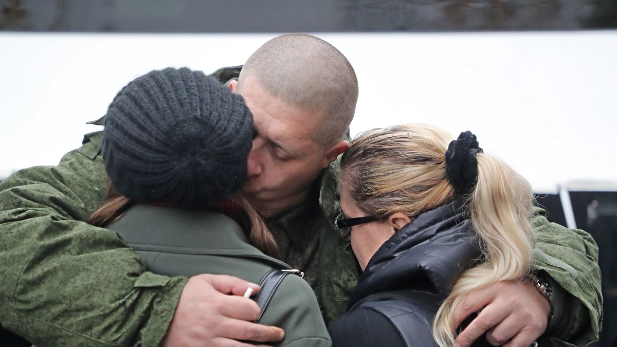 Russian conscripted men say goodbye to relatives at a recruiting office during Russia's partial military mobilization in Moscow, Russia, 06 October 2022. Russian President Putin announced in a televised address to the nation on 21 September, that he signed a decree on partial mobilization in the Russian Federation due to the conflict in Ukraine. Russian Defense Minister Shoigu said that 300,000 people would be called up for service as part of the move. EPA/MAXIM SHIPENKOV Dostawca: PAP/EPA.