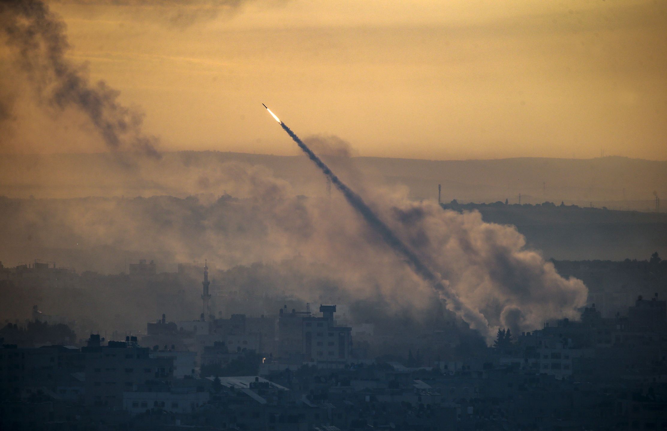 (FILE) - A rocket is launched from the coastal Gaza strip towards Israel by militants of the Ezz Al-Din Al Qassam militia, the military wing of Hamas movement, in Gaza City, 07 October 2023 (reissued 02 October 2024). Upcoming 07 October 2024, marks one year since the Palestinian militant group Hamas launched a surprise attack on Israel, killing 1,200, and one year since Israel began its war on Gaza, killing more than 41,000 and destroying the Palestinian enclave. On 07 October 2023, armed Palestinian groups led by Hamas launched a deadly assault on Israel, with rocket launches and thousands of militants breaching the Gaza-Israel security barrier to attack Israeli communities and military bases near Gaza and central Israel and taking dozens of hostages. Israel, then, officially declared a state of war against Hamas, setting the stage for a major military response in the strip. EPA/MOHAMMED SABER Dostawca: PAP/EPA.