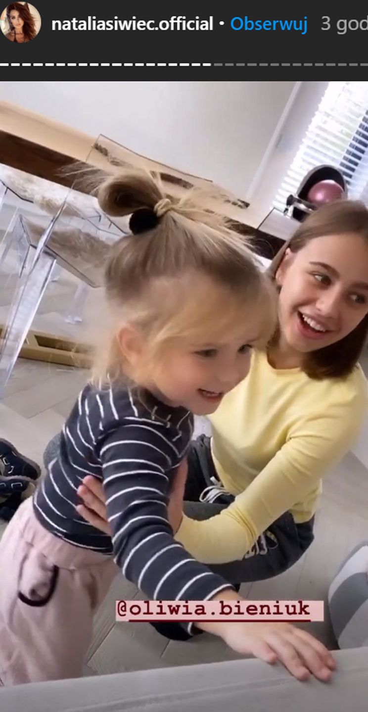 Oliwia Bieniuk bawi się z córką Natalii Siwiec