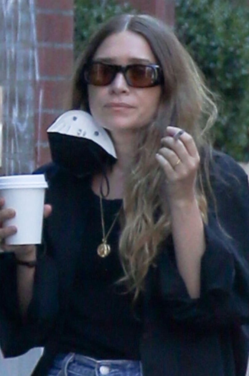 Mary-Kate i Ashley Olsen raczą się papierosowym dymem w Nowym Jorku