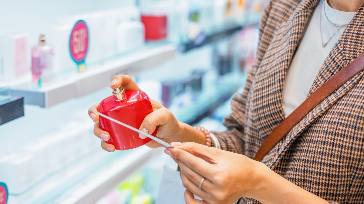 Kobieta wącha perfumy