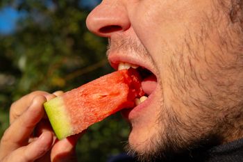 Dieta na upały. Sanepid przypomina, co jeść i pić, gdy temperatura rośnie