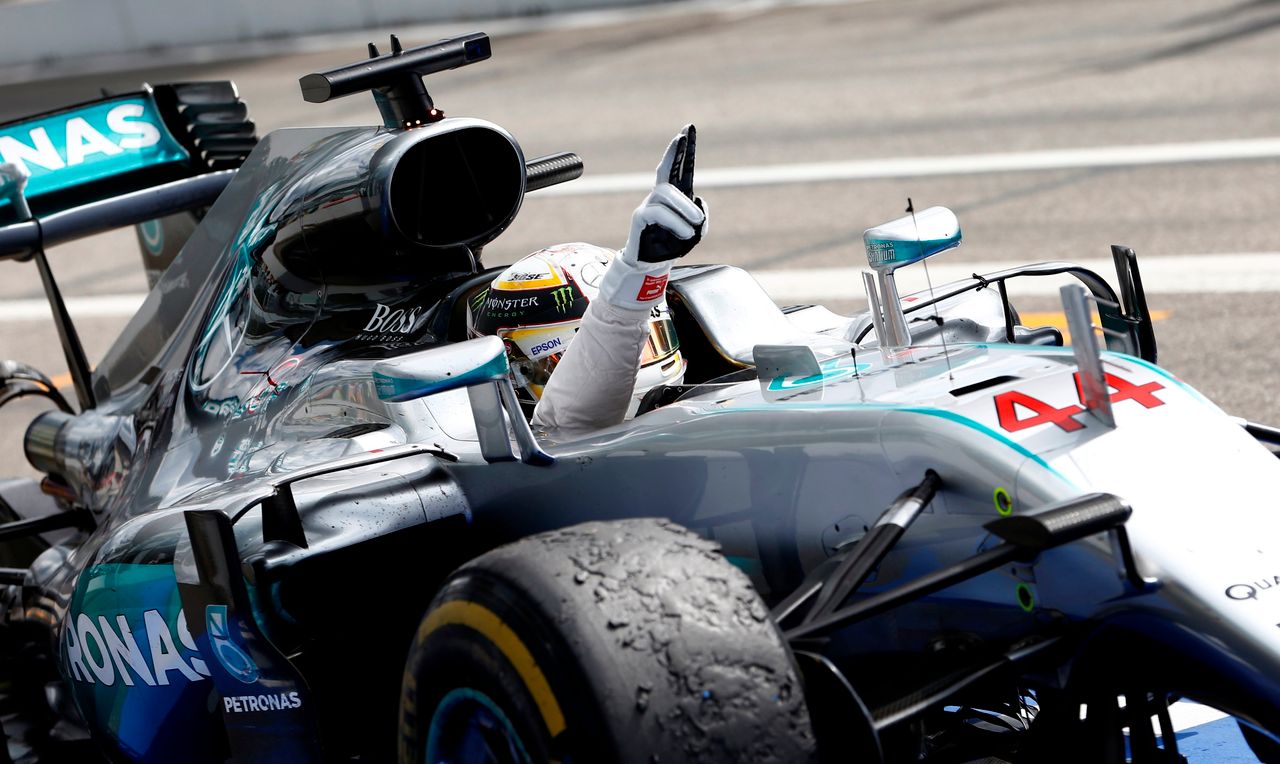 Hamilton wygrał u siebie i pokonał swojego jedynego rywala w jego domowym wyścigu. Jest liderem w klasyfikacji generalnej i ma dużą przewagę nad Rosbergiem, który teraz musi ostro gonić, by liczyć się w walce o tytuł.