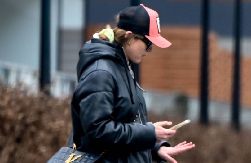 Joanna Opozda spaceruje po Warszawie