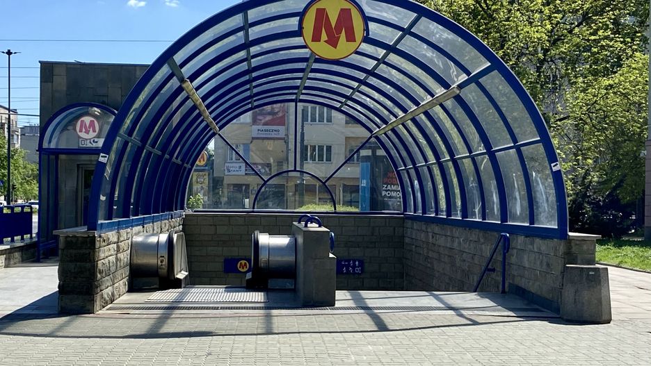 Warszawa. Problemy z metrem. Z powodu upadku na tory pijanego pasażera trzeba było wyłączyć z ruchu siedem stacji metra