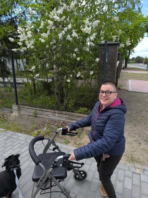 Kasia Liszcz na spacerze z psem Bubusiem