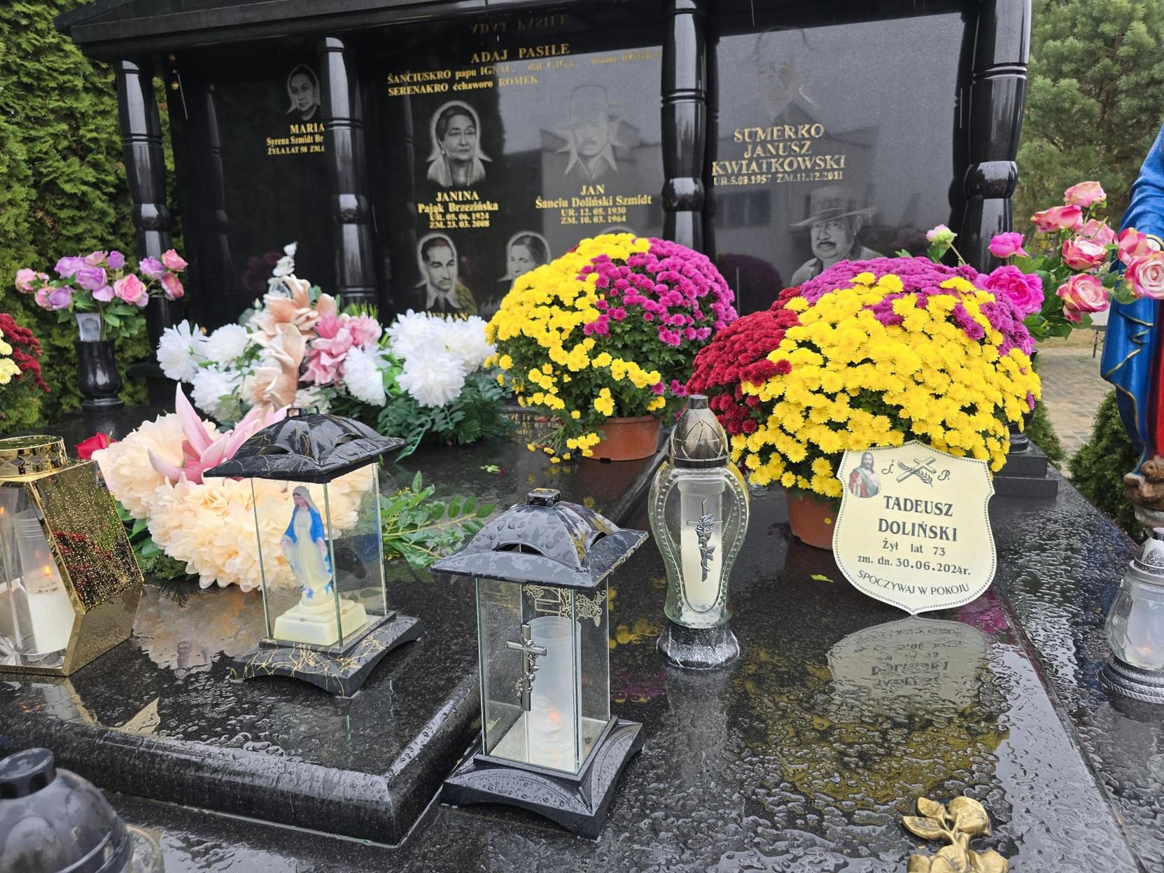 Rodzinny grobowiec Don Vasyla pokryty jest też zniczami