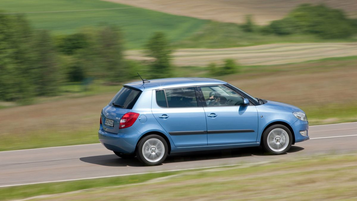 Skoda Fabia II (Typ 5J) to jeden z najpopularniejszych modeli w swoim czasie. Świetna propozycja dla rodzin szukających rozsądnego, taniego i niezawodnego samochodu.