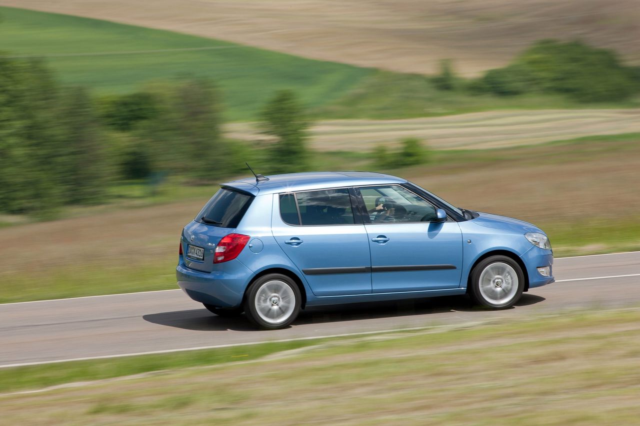 Skoda Fabia II (Typ 5J) to jeden z najpopularniejszych modeli w swoim czasie. Świetna propozycja dla rodzin szukających rozsądnego, taniego i niezawodnego samochodu.