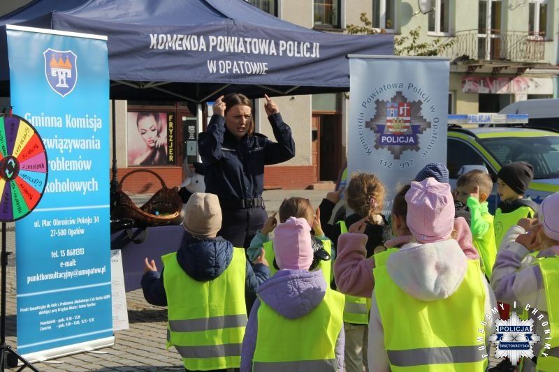 Świeć Przykładem – noś odblaski. Policjanci na opatowskim rynku