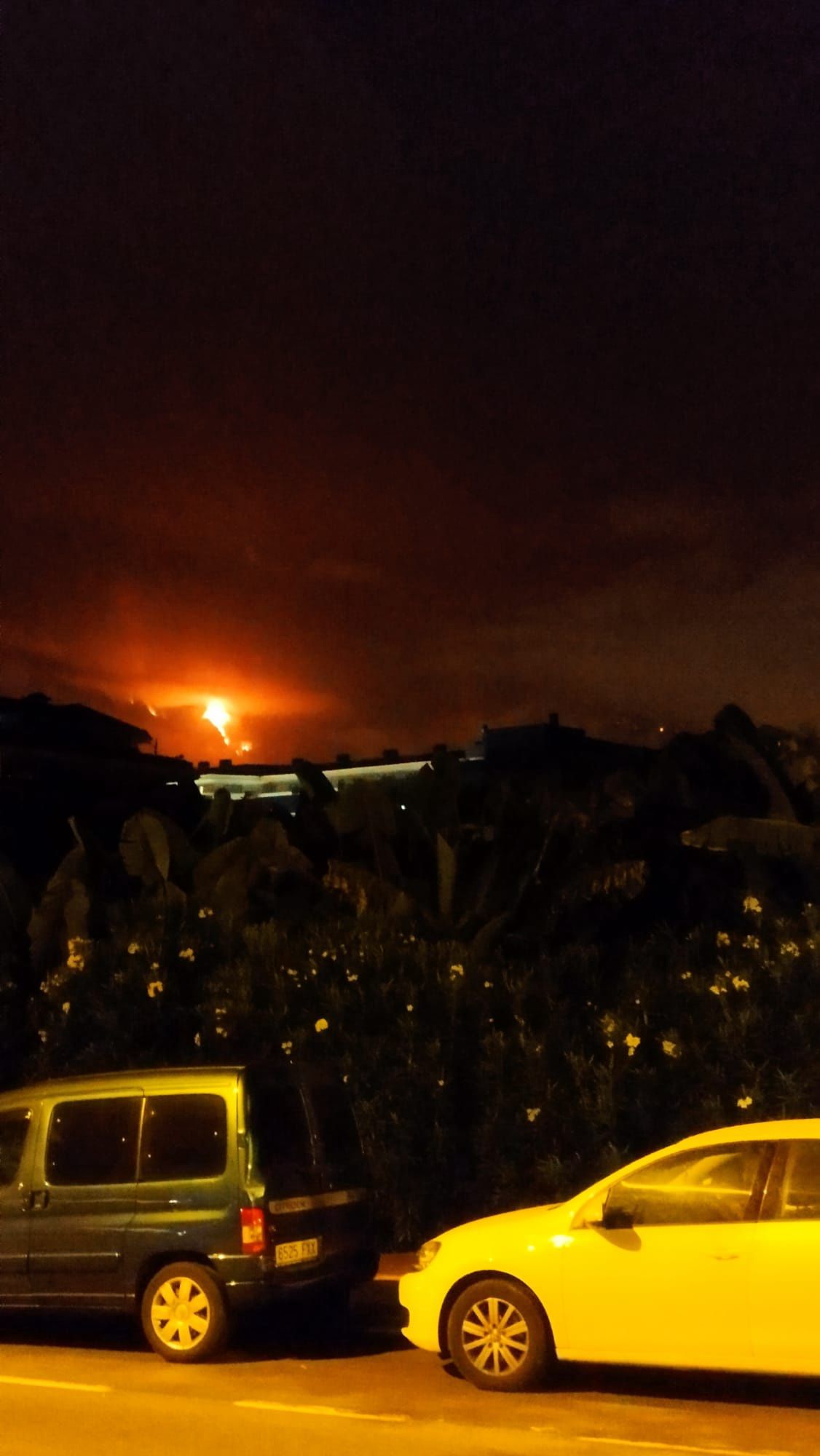 Pożary na Teneryfie widoczne z okolic Puerto de la Cruz