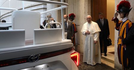 Emituje wyłącznie wodę. Papież dostał nowy papamobile