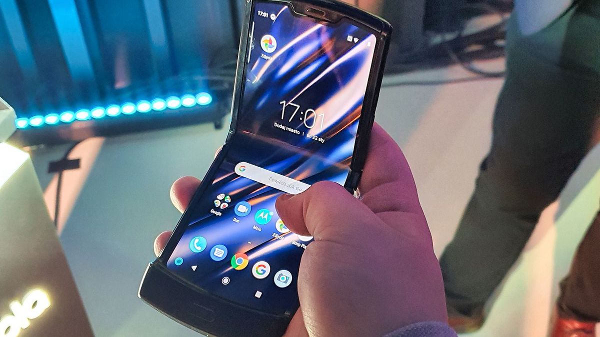 Role się odwróciły. Motorola razr jest teraz najtańszym składakiem w Polsce 1