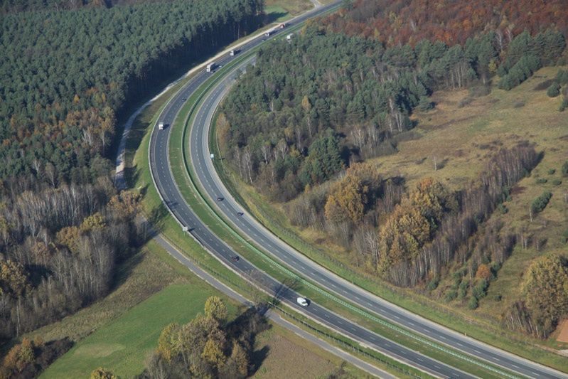 Ostre zakręty na drogach ekspresowych są miejscami wielu wypadków.