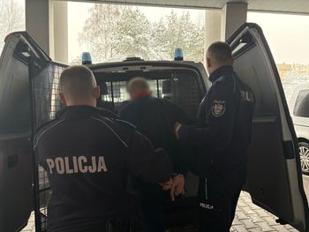 Dąbrowa Górnicza: 27-latek obserwował kobietę w autobusie, wysiadł razem z nią, wciągnął do lasu i wykorzystał