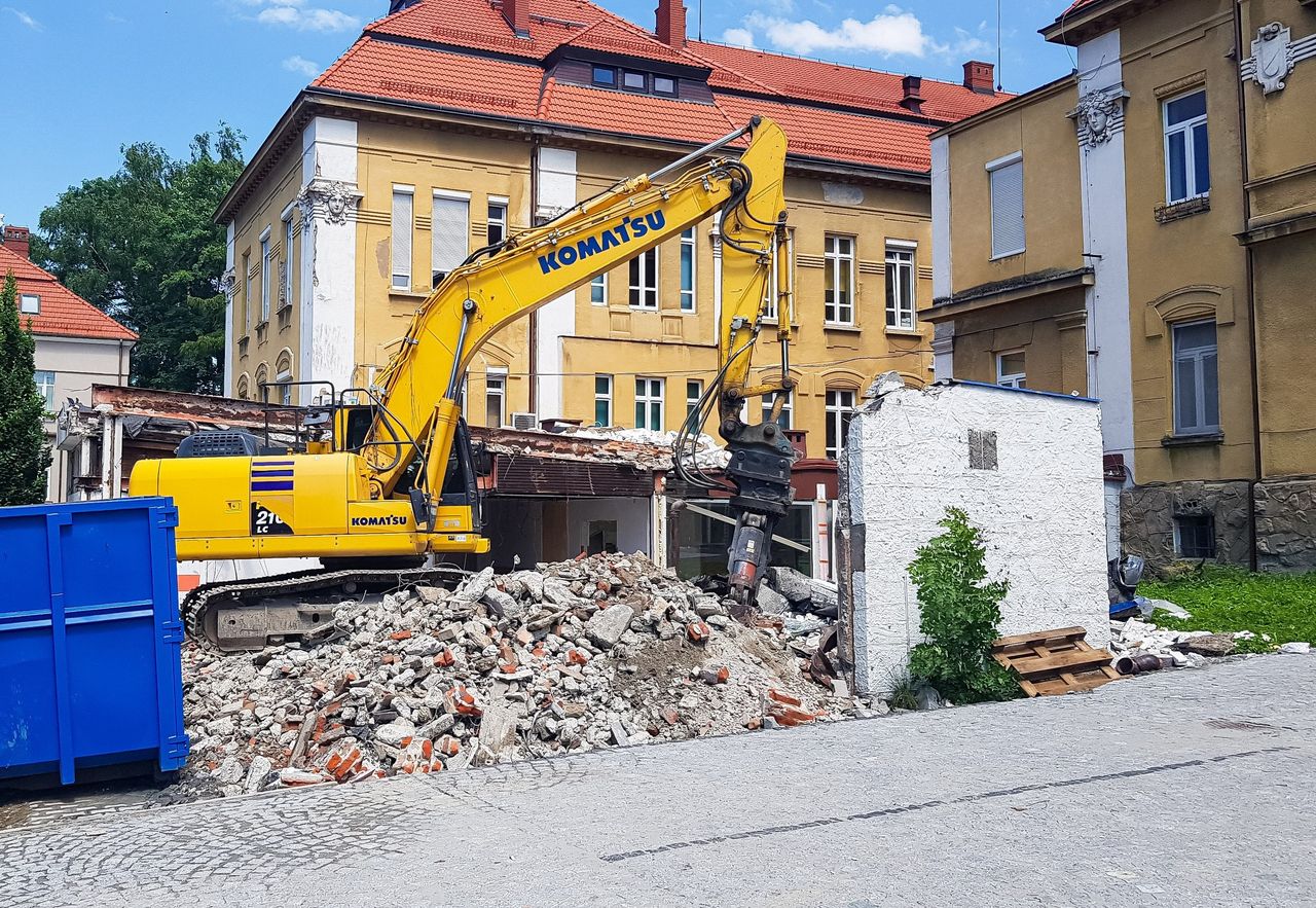 Bielsko-Biała. Zniknął budynek szpitala. Nie pasował do historycznej zabudowy