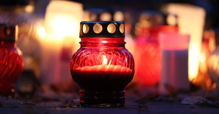 Rozsyp wokół knota. Znicz będzie palił się godzinami