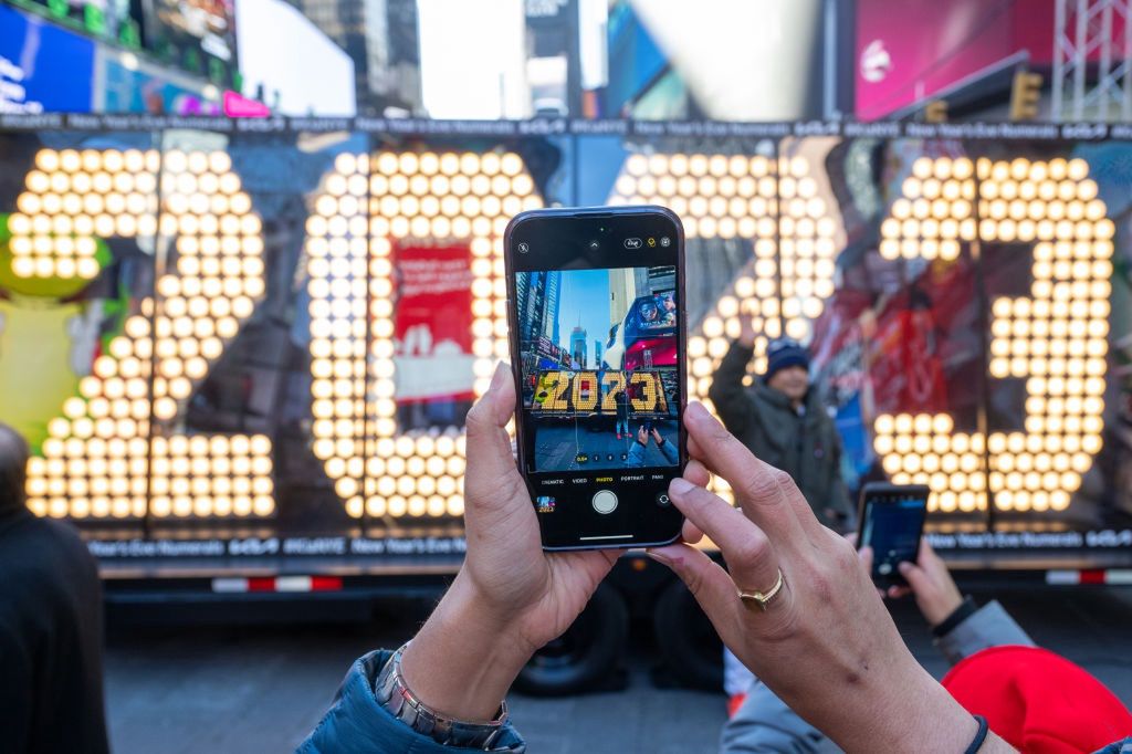 Na Times Square już można podziwiać ledowy zwiastun roku 2023
