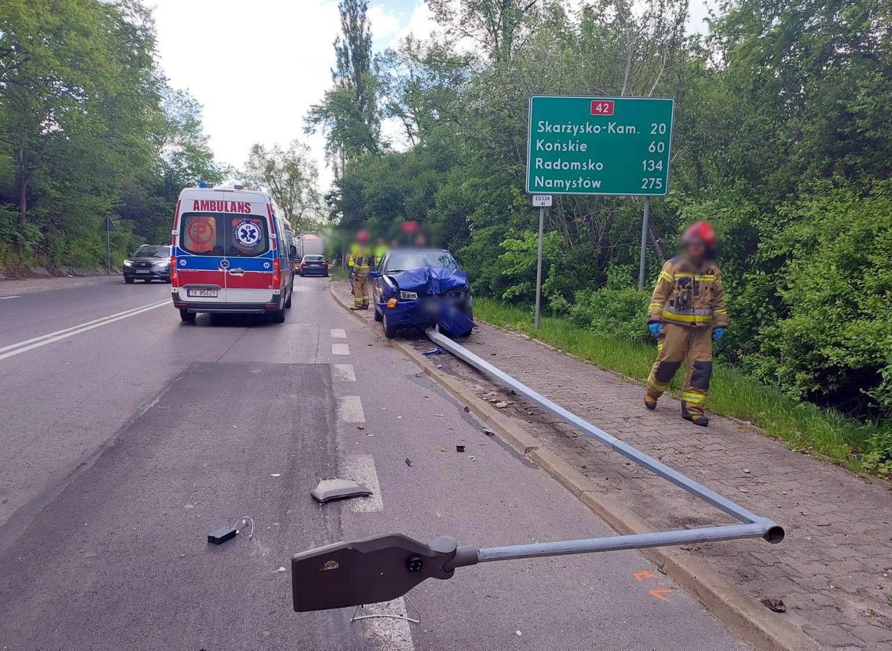 Groźny wypadek. Fiat uderzył w busa i słup oświetleniowy