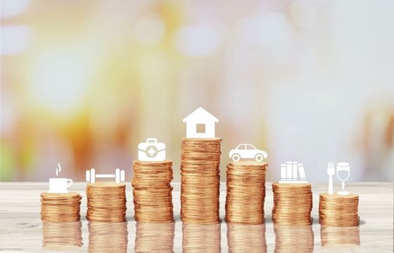 Polacy w obliczu inflacji i rosnących stóp procentowych najczęściej tną wydatki i mniej oszczędzają