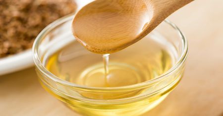 Wlej do sałatki zamiast zwykłego oleju. Skutecznie zbija wysoki cholesterol