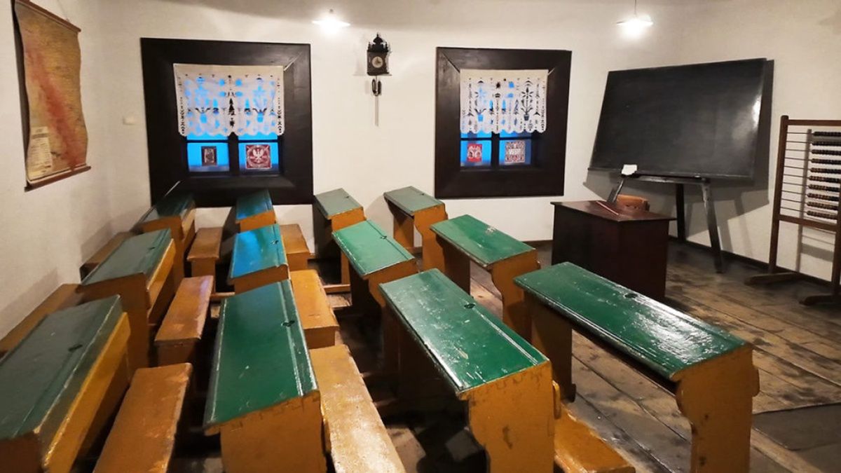 Klasa szkoły ludowej z międzywojnia. Muzeum Etnograficzne w Krak