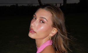 Wskoczyła w mini. Ten kolor już jest gorącym hitem