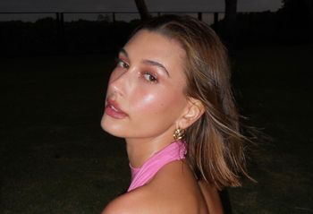 Wskoczyła w mini. Ten kolor już jest gorącym hitem