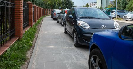 Koniec parkowania na chodniku? Jest stanowisko ministerstwa