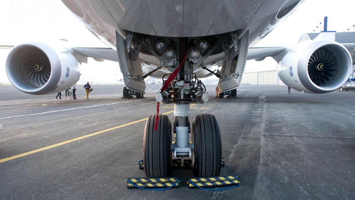 W podwoziu Boeinga 787 Dreamliner jest łącznie 10 opon. 