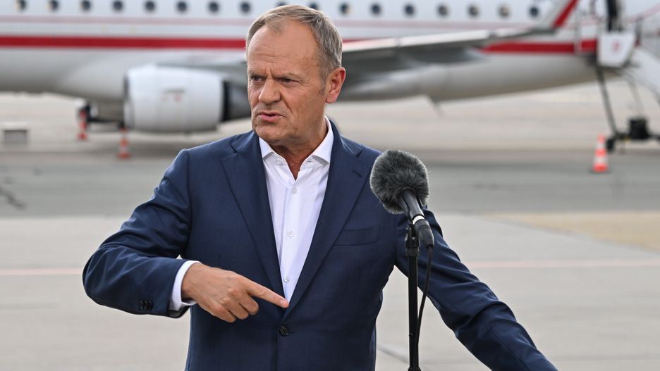 Warszawa, 18.06.2024. Premier Donald Tusk podczas konferencji prasowej na warszawskim lotnisku, 18 bm. Premier Donald Tusk wrócił do kraju z trzydniowej wizyty w Brukseli i Luksemburgu. (sko) PAP/Radek Pietruszka